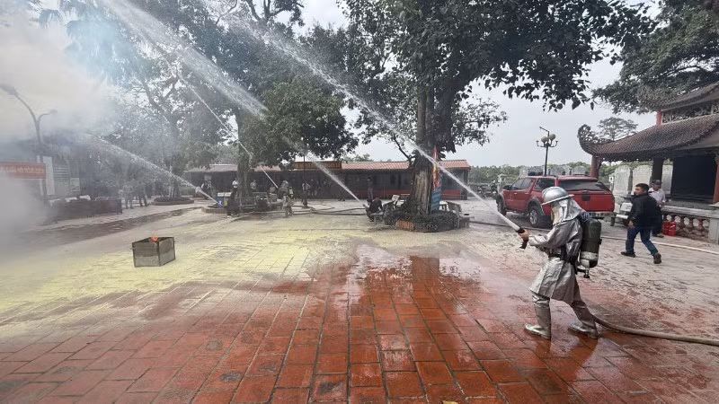 Lực lượng chức năng đẩy mạnh công tác tuyên truyền, tập huấn phòng ngừa cháy, nổ tại các cơ sở thờ tự dịp Tết Nguyên đán.