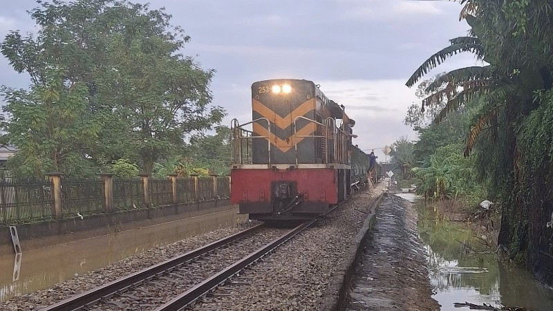 Tuyến đường sắt Bắc-Nam qua TP Huế đã được khôi phục và thông tuyến.