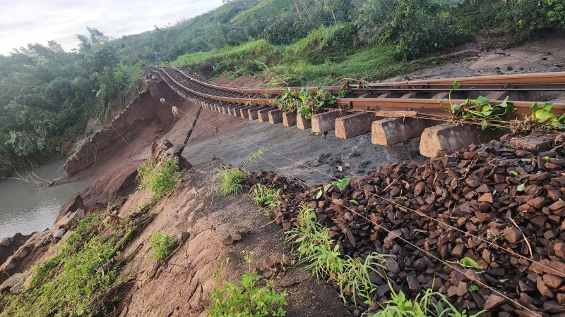 Do ảnh hưởng của bão số 13 gây mưa to, gió lớn trên khu vực từ Quảng Ngãi đến Tuy Hòa, một số đoạn đường sắt đã bị hư hỏng gây gián đoạn chạy tàu.