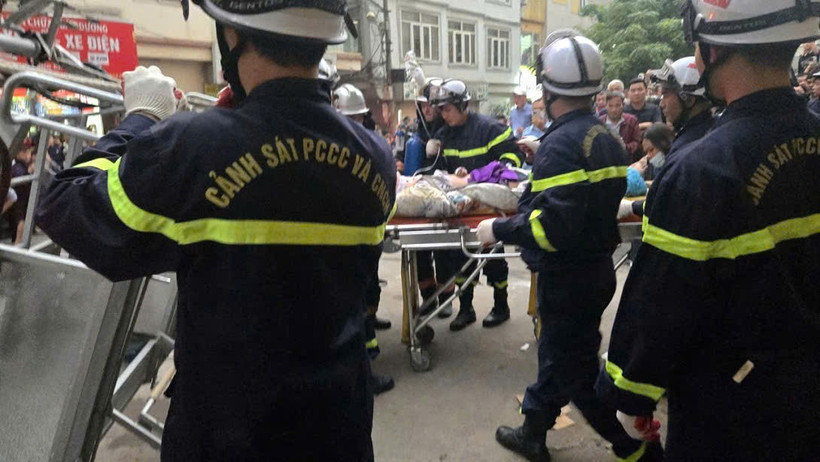 Cháu bé được bàn giao cho đội ngũ y tế.