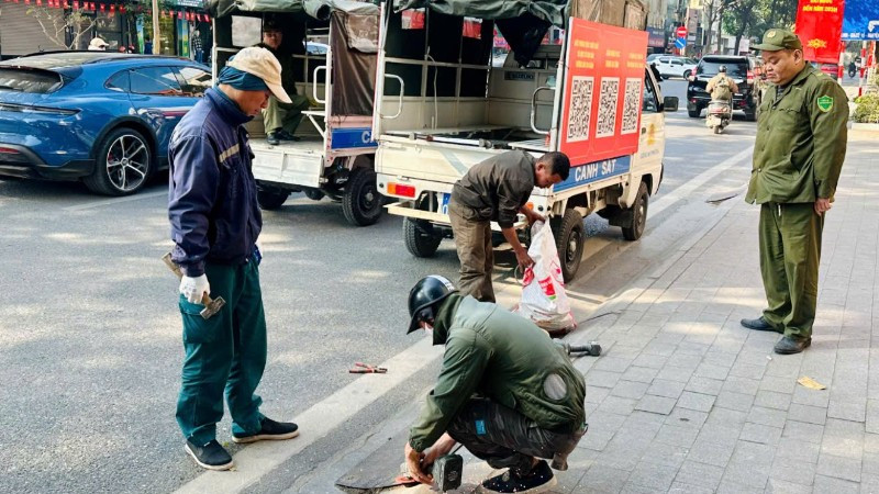 Lực lượng chức năng tăng cường xử lý các trường hợp vi phạm trật tự đô thị.