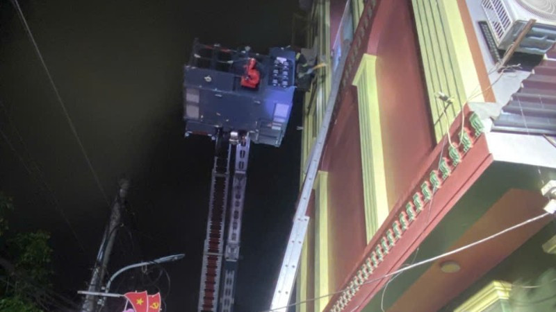 Xe thang, thang 3 được sử dụng để tiếp cận từ trên cao, tổ chức cứu người trong đám cháy đêm 8/2 tại xã Đông Anh, Hà Nội.