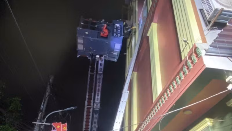 Xe thang, thang 3 được sử dụng để tiếp cận từ trên cao, tổ chức cứu người trong đám cháy đêm 8/2 tại xã Đông Anh, Hà Nội.