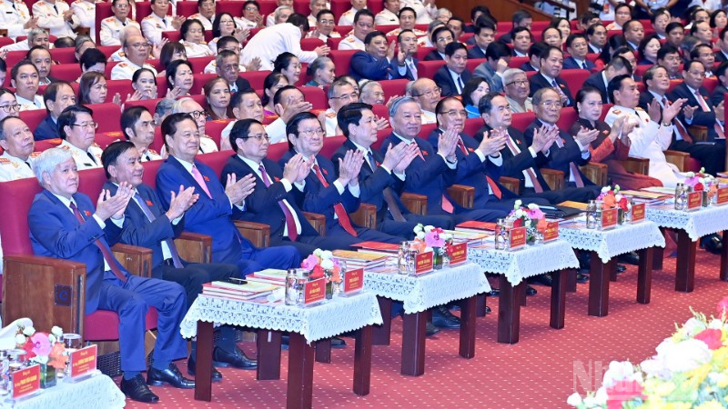 Tổng Bí thư Tô Lâm, Chủ tịch nước Lương Cường, Thủ tướng Chính phủ Phạm Minh Chính, Chủ tịch Quốc hội Trần Thanh Mẫn cùng các đồng chí lãnh đạo, nguyên lãnh đạo Đảng, Nhà nước dự buổi lễ. (Ảnh ĐĂNG KHOA) 