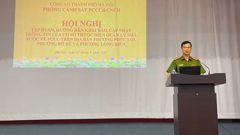 Trung tá Đinh Thanh Hà, Phó Đội trưởng phụ trách Đội chữa cháy và cứu nạn, cứu hộ khu vực số 18 - Phòng Cảnh sát Phòng cháy, chữa cháy và cứu nạn cứu hộ phát biểu tại hội nghị. 