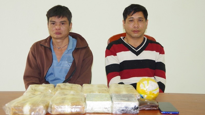 Hai đối tượng cùng tang vật khi bị Bộ đội Biên phòng Điện Biên bắt giữ tại địa phận mốc quốc giới 83, trên tuyến biên giới Việt-Lào.