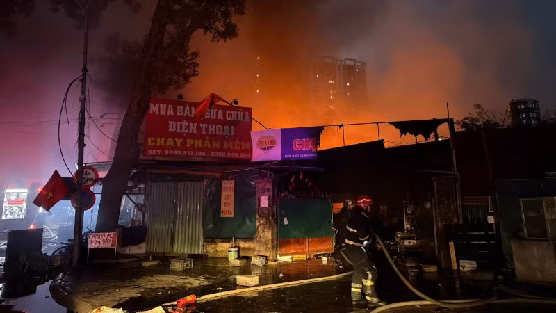 Vụ cháy xảy ra vào sáng sơm, lửa cháy ngùn ngụt, đe dọa nhiều nhà dân chung quanh.