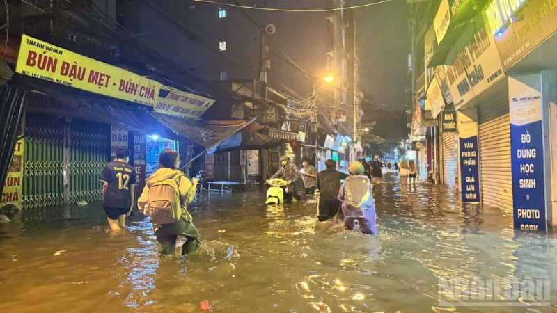 Đêm muộn, nhiều người dân vẫn đang phải lội nước về nhà.