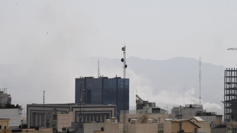 Khói bốc lên từ thủ đô Tehran, Iran sau cuộc oanh kích của Israel ngày 28/2/2026. (Ảnh: THX/TTXVN)