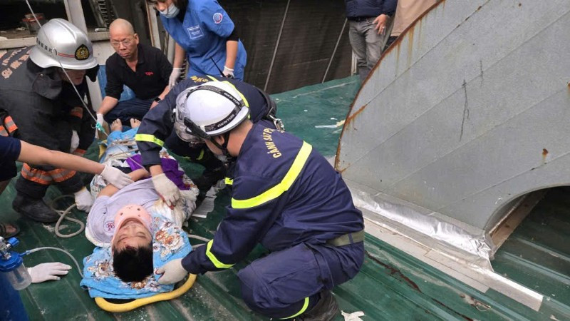 Lực lượng chức năng tiếp cận cháu bé và thực hiện sơ cấp cứu ban đầu. 