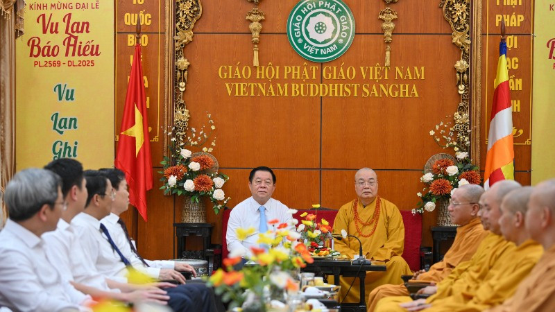 Đồng chí Nguyễn Trọng Nghĩa thăm, chúc mừng Giáo hội Phật giáo Việt Nam. (Ảnh: THẾ ĐẠI)