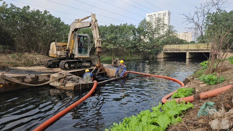 Khi người người, nhà nhà hân hoan đón Tết, những cán bộ công nhân thoát nước vẫn miệt mài cống hiến vì một Thủ đô luôn xanh-sạch-đẹp.