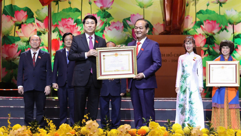 Chủ tịch nước Lương Cường trao danh hiệu Anh hùng Lao động cho Ông Nguyễn Việt Cường, Chủ tịch Tập đoàn Phú Cường. 