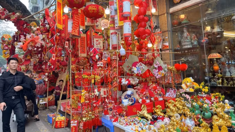 Thị trường Tết ở Thủ đô Hà Nội sôi động dịp cuối năm.