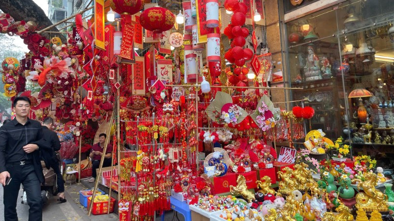 Thị trường Tết ở Thủ đô Hà Nội sôi động dịp cuối năm.