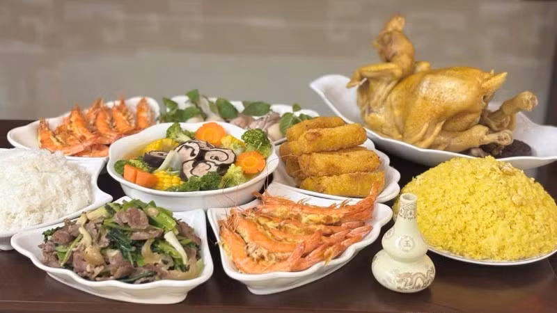 Những món ăn mới như nem hải sản, tôm nướng phô mai xuất hiện trong mâm cúng của gia đình trẻ.