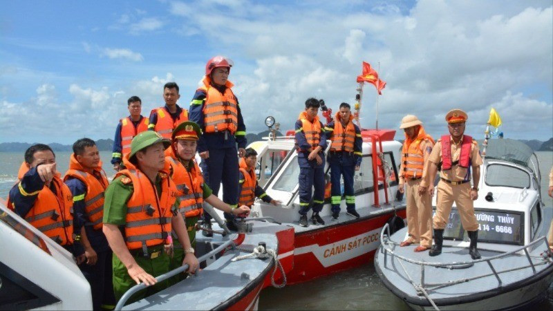 Đại tá Lê Hồng Vân, Phó Giám đốc Công an tỉnh Quảng Ninh trực tiếp chỉ đạo, động viên cán bộ chiến sĩ khắc phục khó khăn về thời tiết tìm kiếm nạn nhân mất tích. (Ảnh: Công an tỉnh Quảng Ninh)