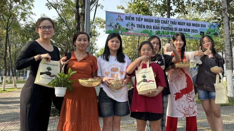 Chương trình "Đổi rác thải nguy hại nhận quà" ở phường Dĩ An thu hút đông đảo người dân tham gia. 