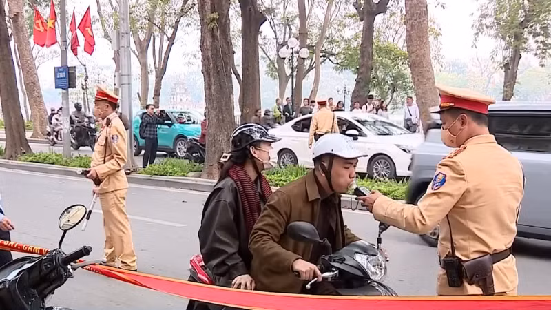 Lực lượng cảnh sát giao thông đồng loạt ra quân trên toàn quốc ngay từ ngày mùng 1 Tết Nguyên đán.