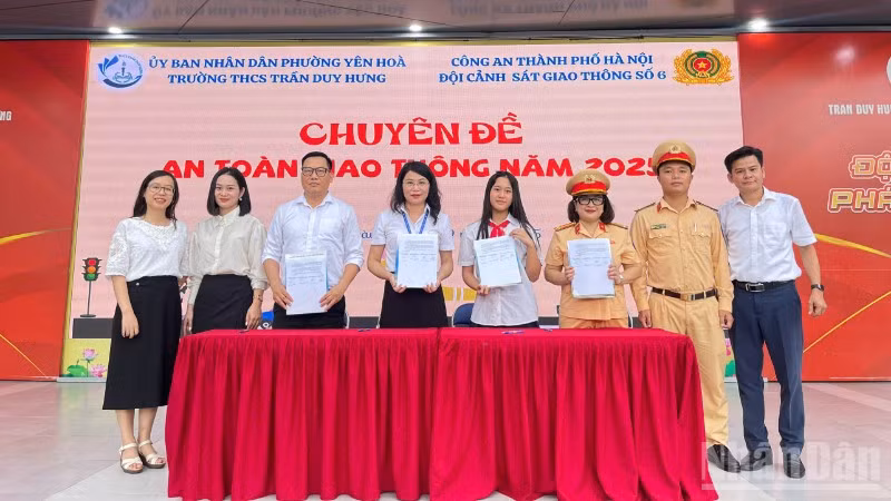 Học sinh, gia đình và nhà trường cam kết cùng hành động vì an toàn giao thông. (Ảnh: PHẠM TRUNG)