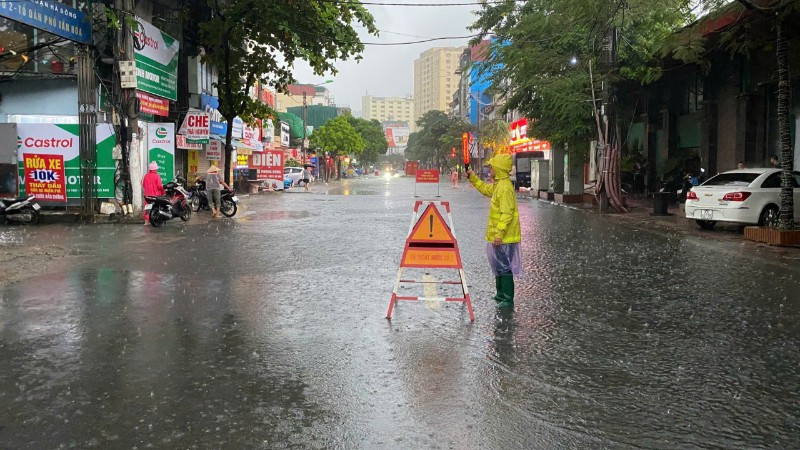 Xí nghiệp Thoát nước số 7 ứng trực trên đường Phùng Hưng.