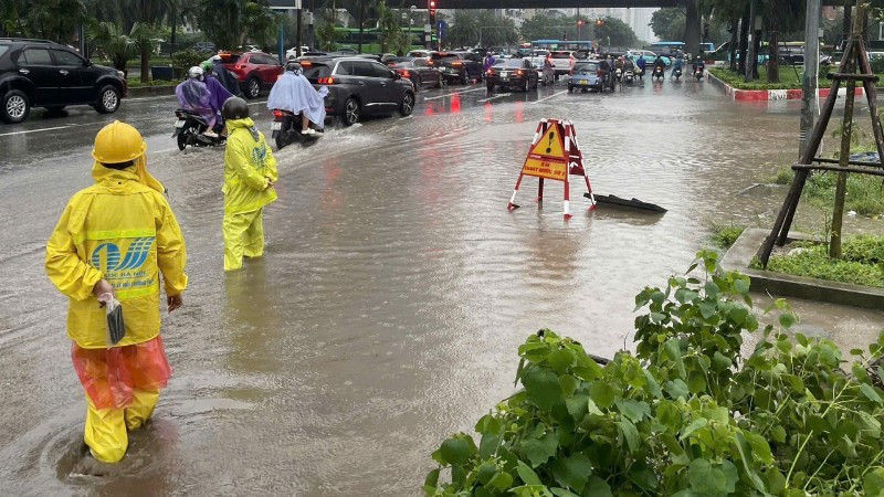 Sáng 27/8, Hà Nội có mưa vừa, mưa to khiến các điểm úng, ngập nước rút rất chậm.