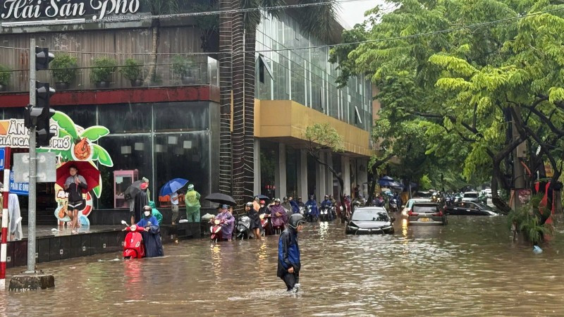 Mưa lớn trên diện rộng khiến nhiều điểm ngập úng tại Thủ đô Hà Nội.