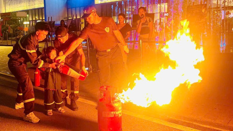 Được trực tiếp thực hành các hoạt động chữa cháy khiến nhiều em nhỏ thích thú và tiếp thu được nhiều kiến thức bổ ích. (Ảnh: Công an Thành phố Hà Nội)