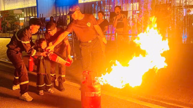 Được trực tiếp thực hành các hoạt động chữa cháy khiến nhiều em nhỏ thích thú và tiếp thu được nhiều kiến thức bổ ích. (Ảnh: Công an Thành phố Hà Nội)