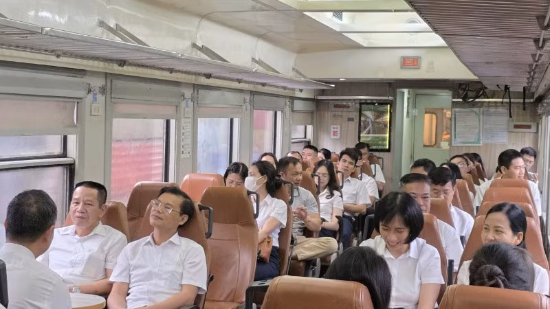 Sáng 22/9, tàu HP15 chính thức vận hành đưa đón gần 200 cán bộ Hải Phòng đi làm.