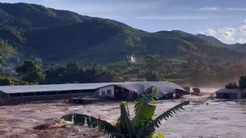 Máy bay tiếp cận khu vực 8 người tại bản Anh Trung, xã Mường Hung bị cô lập do mưa lũ.