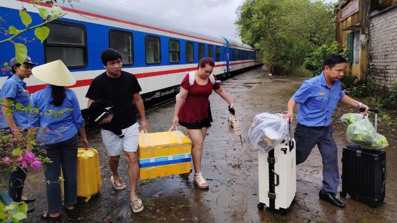 Nhiều tuyến tàu hỏa phải tạm ngừng do ảnh hưởng của mưa bão.