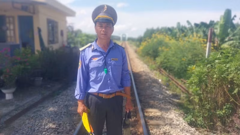 Anh Nguyễn Sơn Oánh là nhân viên gác chắn đường ngang thuộc Công ty Cổ phần Đường sắt Nghĩa Bình.