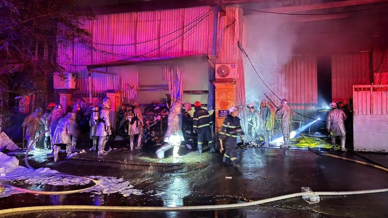 Vụ cháy xảy ra trong đêm 14/1, tại cụm công nghiệp Từ Liêm, phường Từ Liêm, Hà Nội.