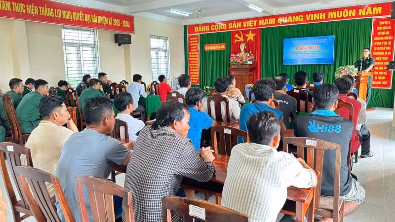 Buổi tuyên truyền nằm trong kế hoạch đợt cao điểm chống khai thác bất hợp pháp, không báo cáo và không theo quy định (IUU) do Đồn Biên phòng cửa khẩu cảng An Thới tổ chức. (Ảnh: VĂN ĐỨC)