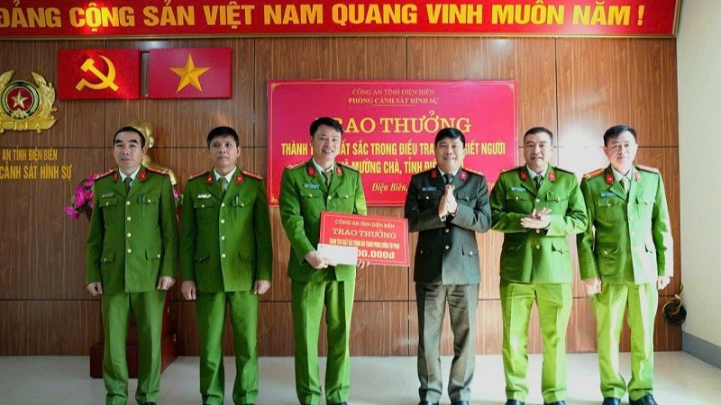 Đại tá Vũ Văn Đấu, Giám đốc Công an tỉnh Điện Biên cùng các đồng chí trong Ban Giám đốc trao thưởng tập thể Phòng Cảnh sát Hình sự đã khẩn trương điều tra vụ án giết người tại Mường Chà.