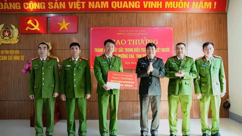 Đại tá Vũ Văn Đấu, Giám đốc Công an tỉnh Điện Biên cùng các đồng chí trong Ban Giám đốc trao thưởng tập thể Phòng Cảnh sát Hình sự đã khẩn trương điều tra vụ án giết người tại Mường Chà.