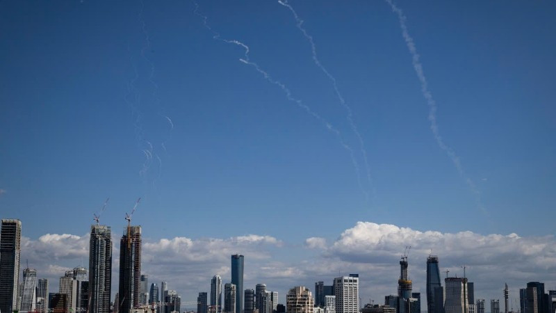 Những vệt khói trên bầu trời Tel Aviv (Israel) khi hệ thống phòng không Israel đánh chặn tên lửa từ Iran ngày 1/3/2026. (Ảnh: THX/TTXVN)