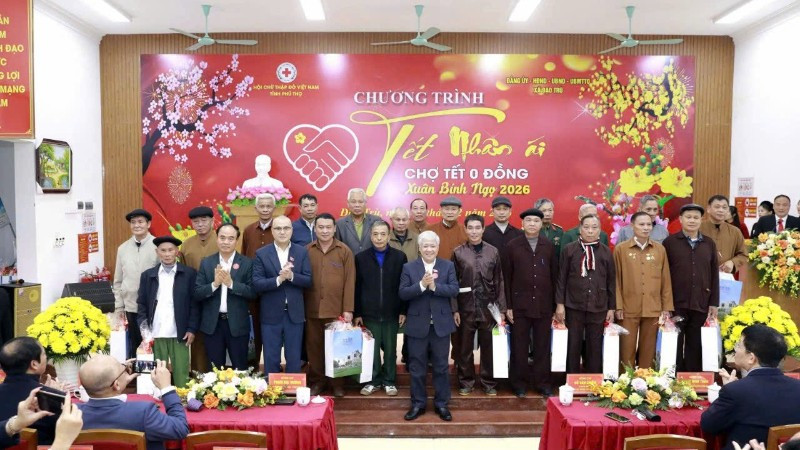 Phó Chủ tịch Thường trực Quốc hội Đỗ Văn Chiến và Bí thư Tỉnh ủy Phú Thọ Phạm Đại Dương tặng quà cho người có uy tín trên địa bàn xã Đạo Trù.