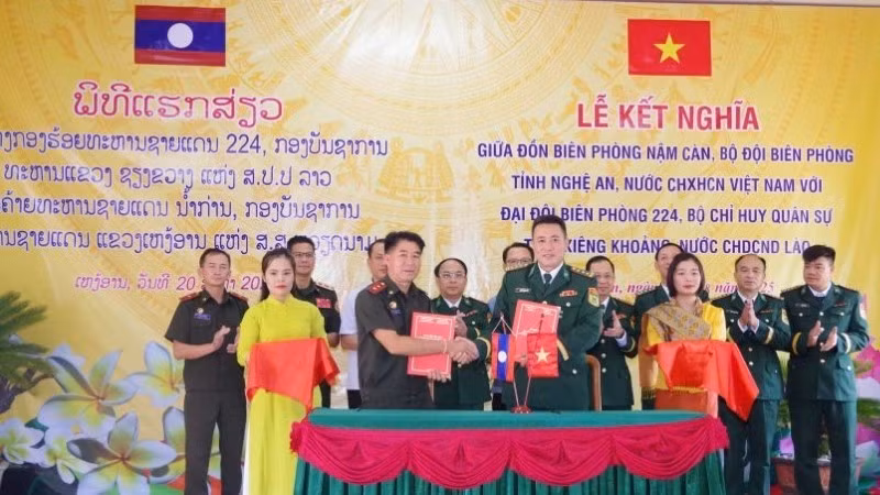 Đại diện lãnh đạo Đồn Biên phòng Nậm Càn và Đại đội Biên phòng 224 ký kết nghĩa.