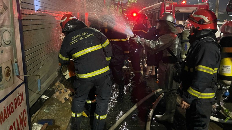 Lực lượng chức năng khẩn trương tiếp cận hiện trường, triển khai công tác chữa cháy và cứu nạn, cứu hộ. (Ảnh: Công an thành phố Hà Nội)