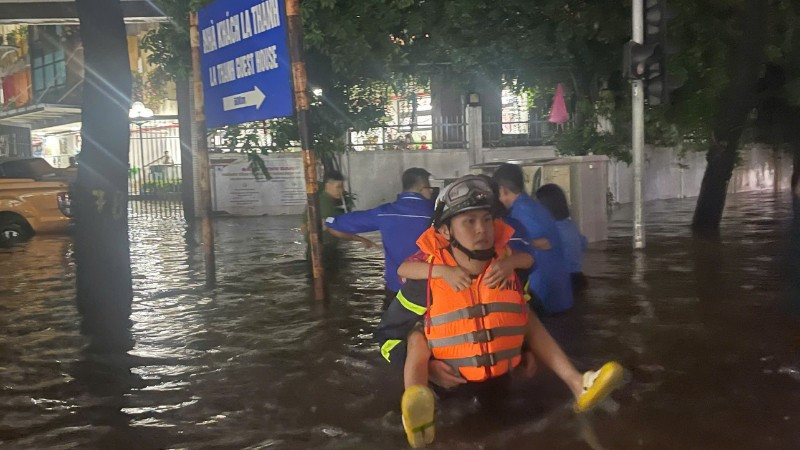 Lực lượng chức năng nỗ lực hỗ trợ nhân dân trong các tình huống khẩn cấp, khó khăn. (Ảnh: Công an thành phố Hà Nội)