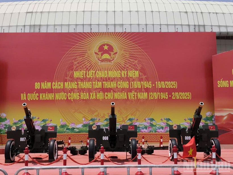 Dàn pháo lễ sẵn sàng "khai hỏa" cho buổi tổng hợp thứ 2 tại sân vận động quốc gia Mỹ Đình. (Ảnh: VĂN THỊNH)