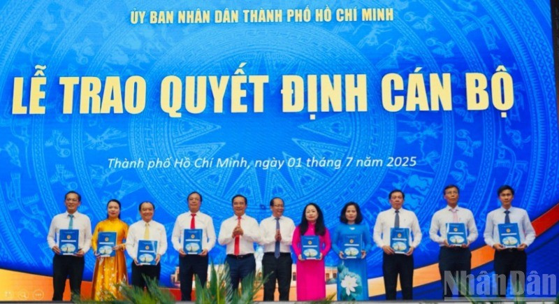 Ủy ban nhân dân Thành phố đã công bố và trao 151 quyết định bổ nhiệm Giám đốc, Phó Giám đốc các sở, ngành là cơ quan chuyên môn của Thành phố.