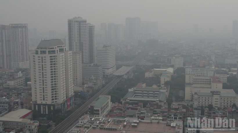 Tình trạng không khí Hà Nội vẫn tiếp tục ở mức rất xấu. (Ảnh: HOÀI AN)