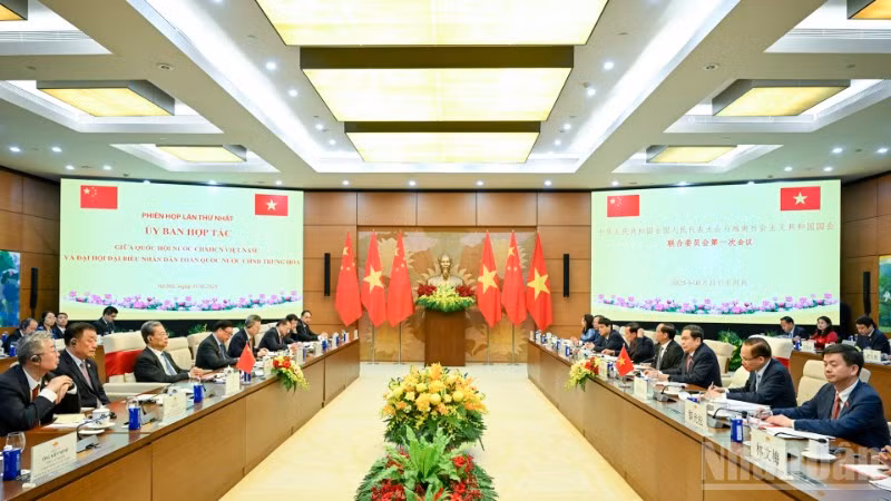 Đồng chí Trần Thanh Mẫn, Ủy viên Bộ Chính trị, Chủ tịch Quốc hội hội đàm với đồng chí Triệu Lạc Tế, Ủy viên Thường vụ Bộ Chính trị, Ủy viên trưởng Nhân đại toàn quốc Trung Quốc. (Ảnh: DUY LINH)