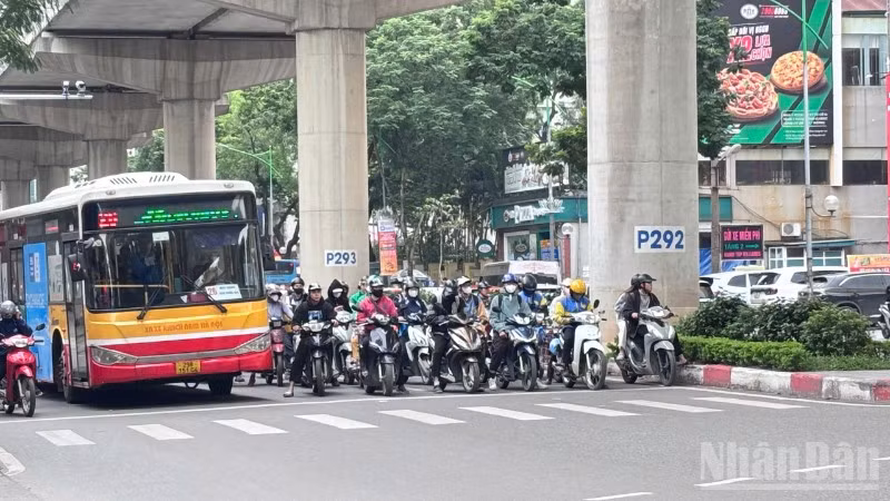 Sự xuất hiện của camera AI khiến người dân có thái độ chấp hành quy định về an toàn giao thông nghiêm túc hơn. (Ảnh: PHƯƠNG THẢO)