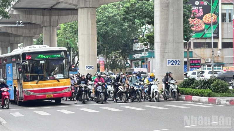 Sự xuất hiện của camera AI khiến người dân có thái độ chấp hành quy định về an toàn giao thông nghiêm túc hơn. (Ảnh: PHƯƠNG THẢO)