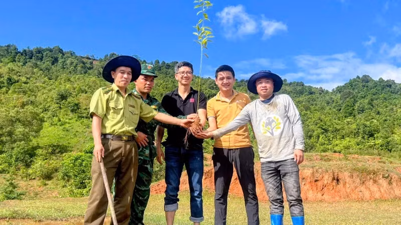 "Góp lá vá rừng 2025" hướng tới mục tiêu trồng 60.000 cây, phủ xanh 100ha tại khu rừng phòng hộ thuộc bản Pha Luông, xã Chiềng Sơn, tỉnh Sơn La.