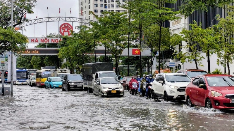 Ngập sâu tại Quốc lộ 32 khiến việc di chuyển của người dân gặp nhiều khó khăn. (Ảnh: VĂN THỊNH)